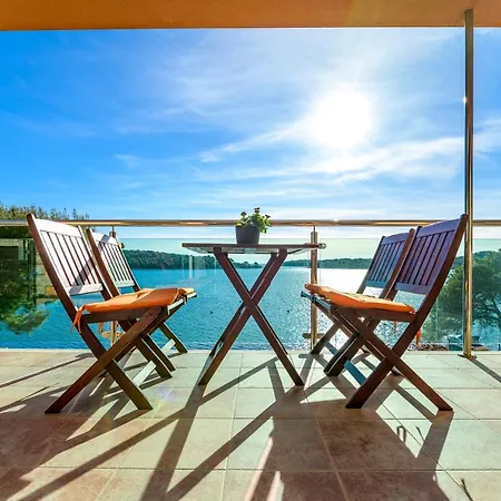 Magnolia מאלי לוסיניי